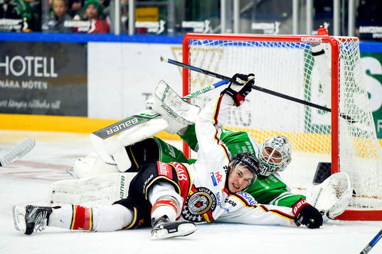 Luleås Johan Forsberg och Rögles målvakt Lars Volden