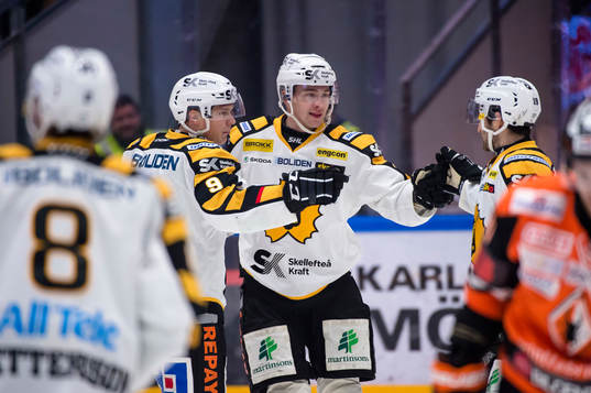 Skellefteås Adam Pettersson har gjort 2-2 och jublar