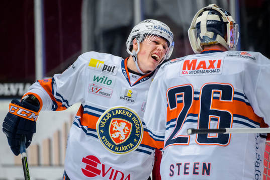 Växjös Niclas Lundgren i samtal med målvakt Stefan Steen