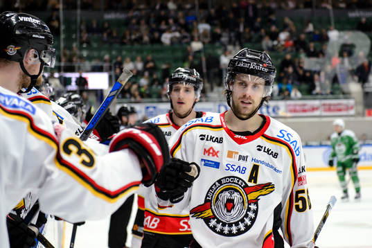 Luleås Jonathan Sigalet firar med båset