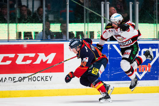 Djurgårdens Tomi Sallinen tar sig förbi Malmö Redhawks
