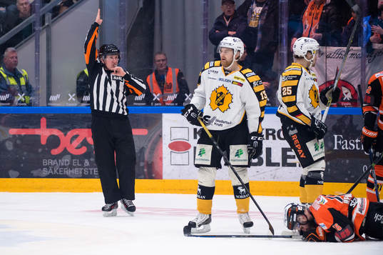 Skellefteås Alexander Urbom (ej med på bild) trycker ner