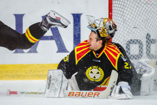 Brynäs målvakt Bernhard Starkbaum får sin hjälm