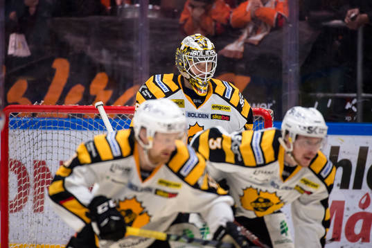 Skellefteås målvakt Markus Svensson fokuserar på pucken