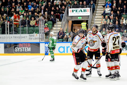 Luleås Brendan Mikkelson och Ilari Melart jublar