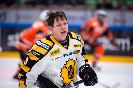 Skellefteås Patrik Zackrisson har tappat sin hjälm