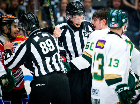 Örebros Greg Squires och Färjestads Sebastian Erixon