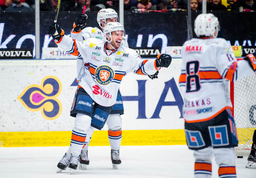 Växjös Josh Hennessy jublar