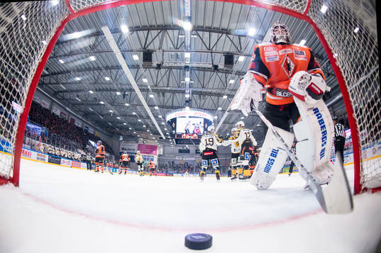 Karlskronas målvakt Johan Holmqvist tar ut pucken från