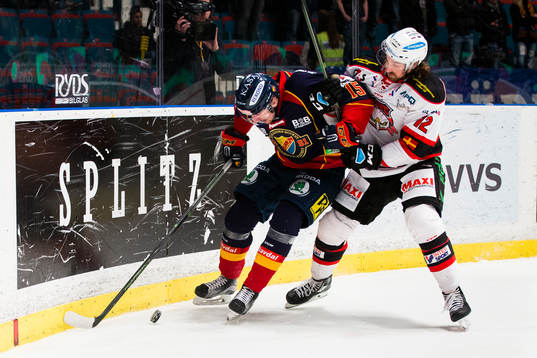 Djurgårdens Albin Lundin i kamp om pucken med Malmö