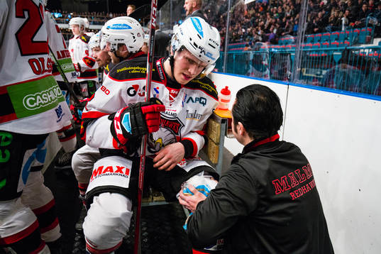 Malmö Redhawks Christoffer Forsberg får hjälp med att