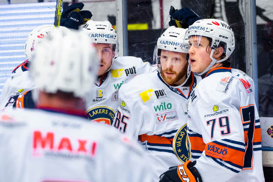 Växjös Liam Reddox jublar med Patrik Lundh