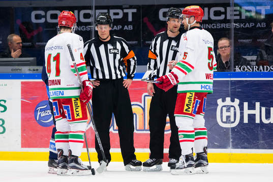 Modos Oscar Hedman och Noah Welch diskuterar med domarna
