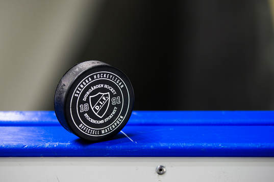 En matchpuck med Djurgårdens emplem på är placerad på