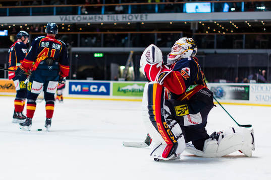 Djurgårdens målvakt Mikael Tellqvist värmer upp