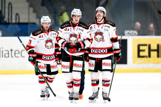 Malmö Redhawks Nils Andersson får hjälp av isen av Joey