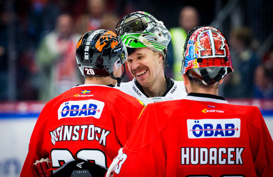 Örebros Marcus Weinstock och Färjestads målvakt Justin