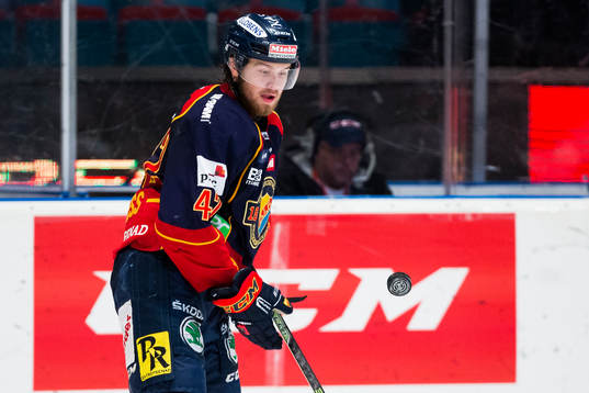 Djurgårdens Robin Press tar ner pucken
