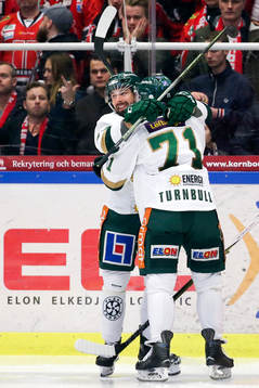 Färjestads Milan Gulas och Färjestads Travis Turnbull
