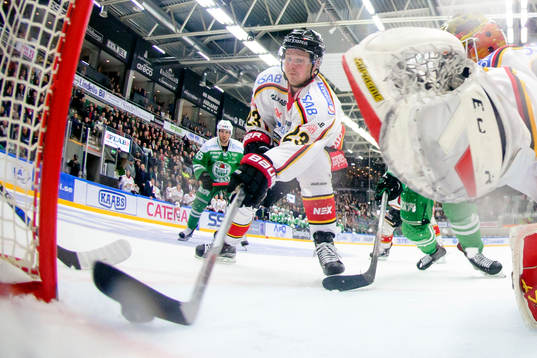Luleås Lucas Wallmark rensar bort pucken på mållinjen