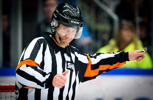 Domare Sören Persson gör tummen upp