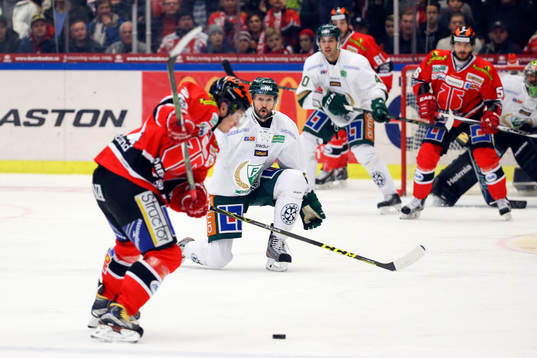 Örebros Petr Zamorsky  och Färjestads Rickard Wallin