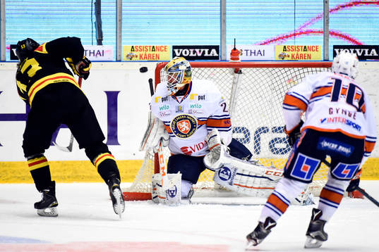 Brynäs Sondre Olden och Växjös målvakt Stefan Steen