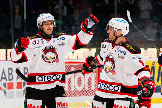Malmö Redhawks Björn Svensson jublar tillammans med