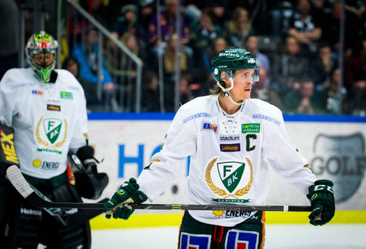 Färjestads Magnus Nygren och målvakt Justin Pogge deppar