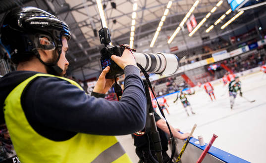 Bildbyråns fotograf Johan Bernström fotograferar