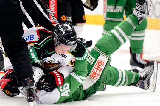 Luleås Johan Harju brottas med Rögles Kevin Marshall