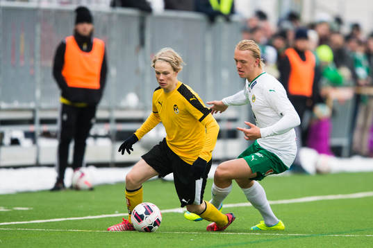 KuPS Urho Nissilä jagas av Hammarbys Isac Lidberg