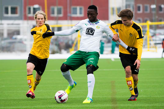 Hammarbys Amadayia Rennie uppvaktas av KuPS Urho Nissilä