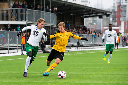 Hammarbys Oliver Silverholt i kamp om bollen med KuPS Reetu