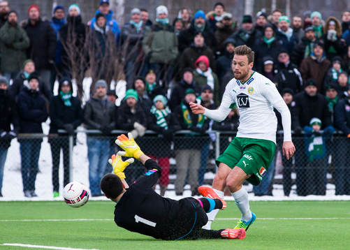 Hammarbys Arnor Smarason med en målchans