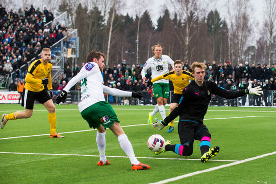 Hammarbys Måns Söderqvist med en målchans på KuPS
