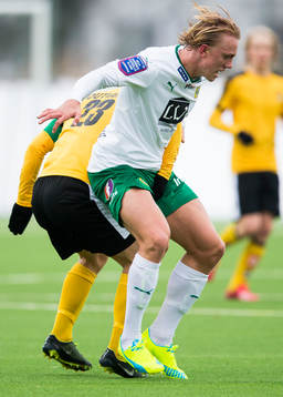 KuPS Patrick Poutiainen tar tag i Hammarbys Isac Lidberg