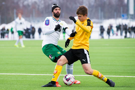 Hammarbys Kennedy Bakircioglu i kamp om bollen med KuPS