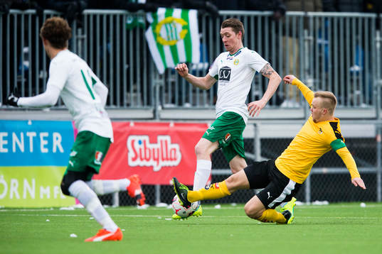Hammarbys Birkir Már Saevarsson och KuPS Patrick Poutiainen