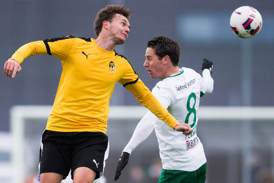 KuPS Aatu Laatikainen i en nickduell med Hammarbys Johan