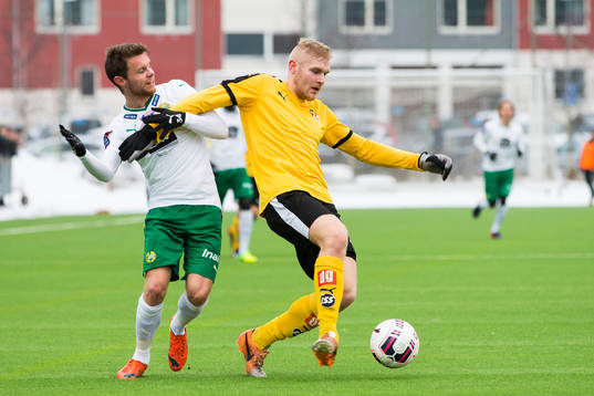 Hammarbys Måns Söderqvist i kamp om bollen med KuPS