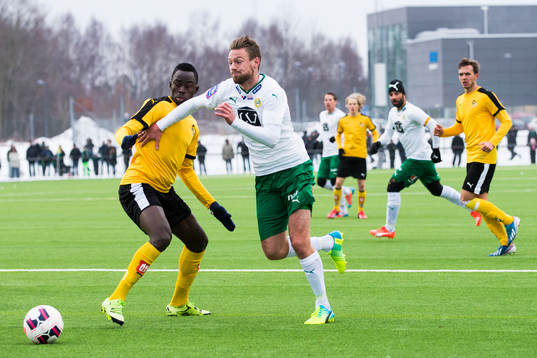 KuPS Hamed Coulibaly i kamp om bollen med Hammarbys Arnor