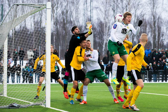 Hammarbys Lars Saetra når högst på en hörna