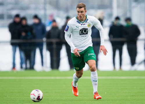 Hammarbys Richard Magyar med bollen