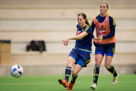 Sveriges Lotta Schelin skjuter ett skott