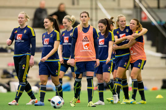 Sveriges Olivia Schough i mitten