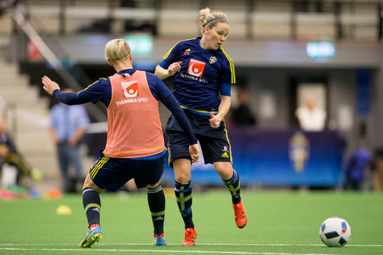 Sveriges Nilla Fischer mot Lisa Dahlkvist