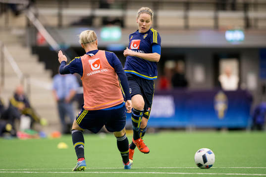 Sveriges Nilla Fischer mot Lisa Dahlkvist