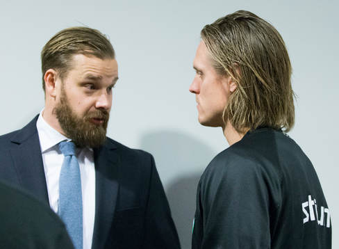 CMores Sanny Lindström samtalar med Färjestads Magnus