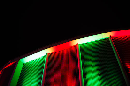 Scandinavium lyser i grönt och rött